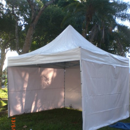 Tendas 4,00 x 4,00 com fechamentos brancos
